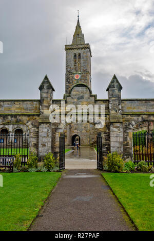 ST ANDREWS FIFE SCHOTTLAND ST. SALVATORS COLLEGE KAPELLE UND TURM GESEHEN DURCH GEWÖLBTE GATEWAY Stockfoto