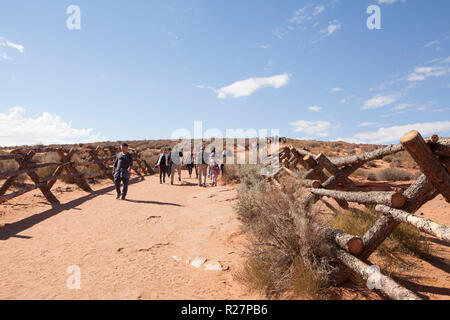 Menschen auf dem Weg zum Horseshoe Bend in Page, Arizona Stockfoto