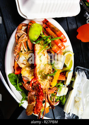 Eine Nahaufnahme von leckeren Krebstieren in aplate bereit, gegessen zu werden. Hummer und Garnelen frisch zubereitet. Stockfoto