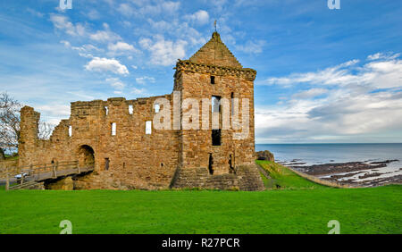 ST ANDREWS FIFE SCHOTTLAND DIE BURGRUINE BRÜCKE ÜBER DEN BURGGRABEN UND MAIN TOWER Stockfoto