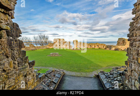 ST ANDREWS FIFE SCHOTTLAND DIE BURGRUINE INNENRAUM BLICK DURCH EINEN TORBOGEN auf die Mauern der Burg Stockfoto