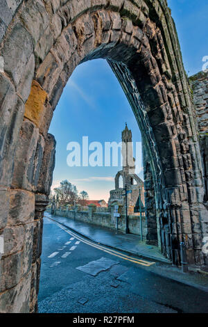 ST ANDREWS FIFE SCHOTTLAND DIE KATHEDRALE RUINEN GESEHEN AUS EINEM TORBOGEN IN DEN AUSGABEN ein Augustiner Kloster Stockfoto