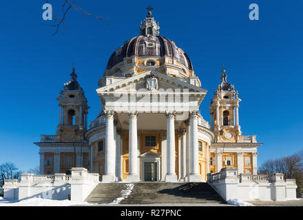 Winterlandschaft mit Basilika Superga in sonniger Tag, Turin, Italien Stockfoto