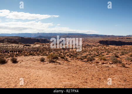 Menschen auf dem Weg zum Horseshoe Bend in Page, Arizona Stockfoto