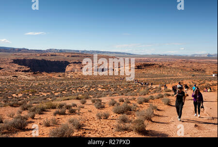 Menschen auf dem Weg zum Horseshoe Bend in Page, Arizona Stockfoto