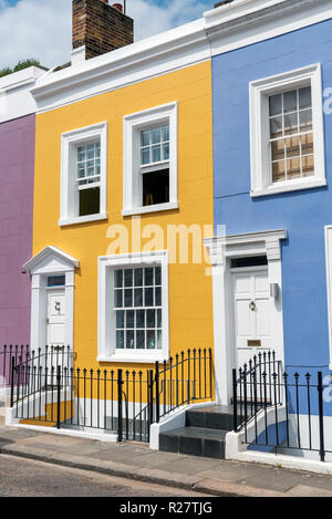 Bunte Reihenhäuser in Notting Hill, London gesehen Stockfoto