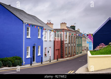 Typische bunte Häuser am wilden Atlantik, Eyeries, Beara Halbinsel, Irland Stockfoto