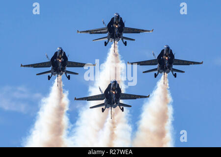 Der Blaue Engel diamond Formation mit Gang runter, tailhooks runter, und Rauch auf Annäherung der Airshow Fenster während des 2018 San Francisco Fleet Woche durchführen Stockfoto