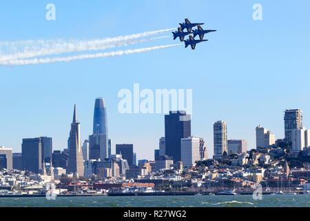 Die Blue Angels F/A-18 Hornissen in Diamond formation Pass entlang der Uferpromenade von San Francisco in San Francisco Fleet Week 2018 Stockfoto