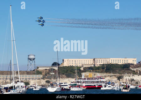 Die Blue Angels F/A-18 Hornissen in Diamond Formation hinter die Insel Alcatraz in San Francisco Fleet Week 2018 Stockfoto