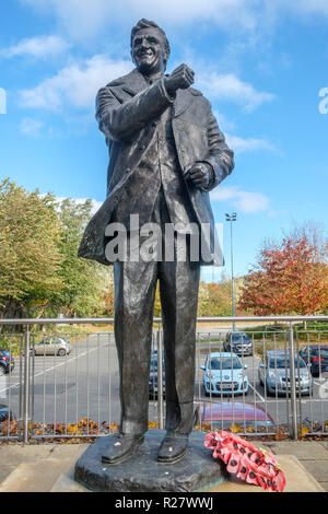 Statue von Don Izer außerhalb der legendären Elland Road Stadium. Don Izer war der Manager, der den großen Leeds Uniteds Team der 1960er- und 1970er-Jahren erstellt Stockfoto