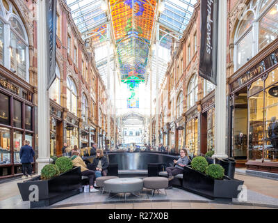 Leeds viktorianischen und edwardianischen Einkaufspassagen im Stadtzentrum von Leeds. Die Arkaden im Victoria Quarter sind ein Zentrum für Luxusartikel. Stockfoto