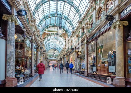 Leeds viktorianischen und edwardianischen Einkaufspassagen im Stadtzentrum von Leeds. Die Arkaden im Victoria Quarter sind ein Zentrum für Luxusartikel. Stockfoto