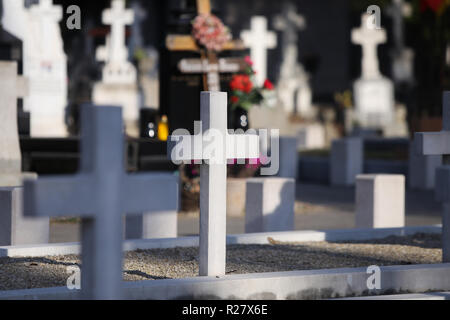 Marmor Kreuz in ein WWI Military Veterans Friedhof Stockfoto