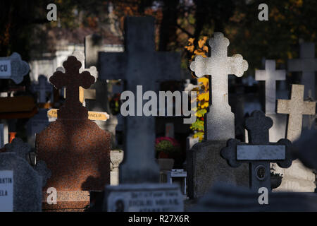Marmor und Stein Kreuze in einer christlich-orthodoxen Friedhof Stockfoto
