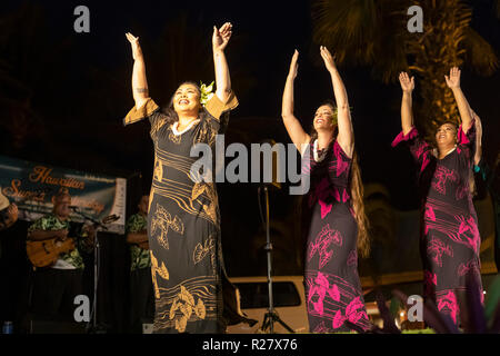 Kailua-Kona, Hawaii - die Tänzer von Halau Ka'eaikahelelani durchführen Traditionelles hula Am Coconut Grove Marketplace auf Hawaiis Big Island. Stockfoto