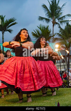 Kailua-Kona, Hawaii - die Tänzer von Halau Ka'eaikahelelani durchführen Traditionelles hula Am Coconut Grove Marketplace auf Hawaiis Big Island. Stockfoto