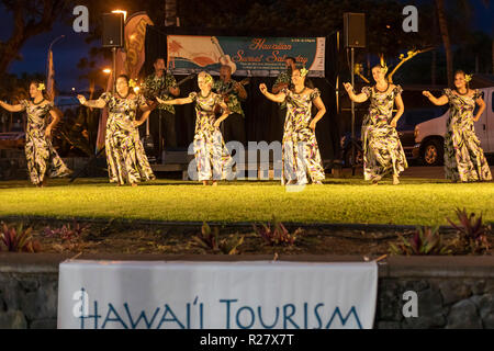 Kailua-Kona, Hawaii - die Tänzer von Halau Ka'eaikahelelani durchführen Traditionelles hula Am Coconut Grove Marketplace auf Hawaiis Big Island. Stockfoto