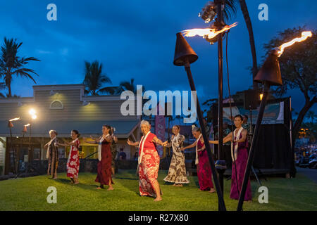 Kailua-Kona, Hawaii - die Tänzer von Halau Ka'eaikahelelani durchführen Traditionelles hula Am Coconut Grove Marketplace auf Hawaiis Big Island. Stockfoto