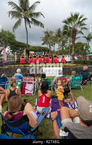 Kailua-Kona, Hawaii - die Tänzer von Halau Ka'€™ eaikahelelani durchführen Traditionelles hula Am Coconut Grove Marketplace auf Hawaiis Big Island. Stockfoto