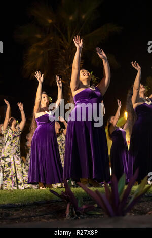 Kailua-Kona, Hawaii - die Tänzer von Halau Ka'€™ eaikahelelani durchführen Traditionelles hula Am Coconut Grove Marketplace auf Hawaiis Big Island. Stockfoto