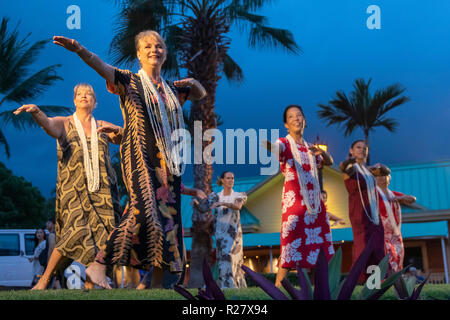 Kailua-Kona, Hawaii - die Tänzer von Halau Ka'€™ eaikahelelani durchführen Traditionelles hula Am Coconut Grove Marketplace auf Hawaiis Big Island. Stockfoto