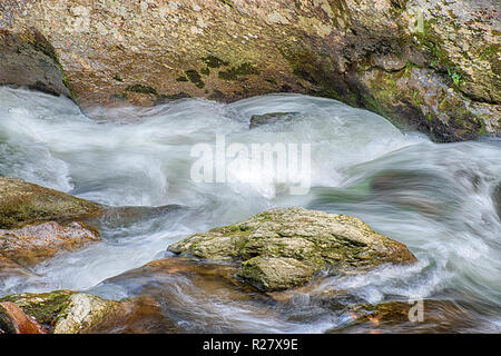 Horizontale Schuss einige schöne Wirbelnden rauschenden Wasser in einem Tennessee Mountain Stream. Stockfoto