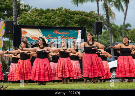 Kailua-Kona, Hawaii - die Tänzer von Halau Ka'€™ eaikahelelani durchführen Traditionelles hula Am Coconut Grove Marketplace auf Hawaiis Big Island. Stockfoto