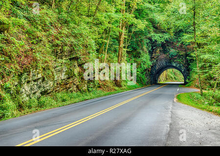 Horizontale geschossen von einem Tunnel in den Smokey Mountains auf dem Weg zum Cades Cove. Stockfoto