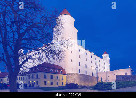 Nacht Blick auf Bratislava Burg auf dem Hügel der Stadt in der Slowakei. Stockfoto