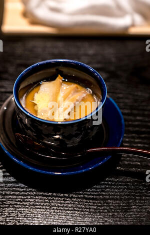 Japanische Gedämpftes Ei mit Butter gegrillter Abalone Stockfoto