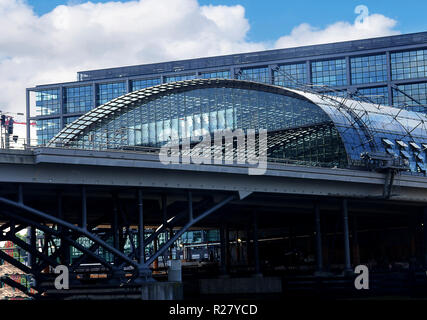 Bahnhof Friedrichstraße in Berlin, Deutschland. Sobald die Ost West Grenzübergang. Ein Museum ist auf der Website ist der Palast der Tränen genannt Stockfoto