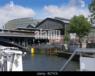 Bahnhof Friedrichstraße in Berlin, Deutschland. Sobald die Ost West Grenzübergang. Ein Museum ist auf der Website ist der Palast der Tränen genannt Stockfoto