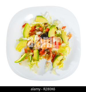 Blick von oben auf die bunten Salat mit gegrilltem Lachs, Avocado, Tomaten, Salatblätter, serviert auf weiße Platte. Auf weissem Hintergrund Stockfoto