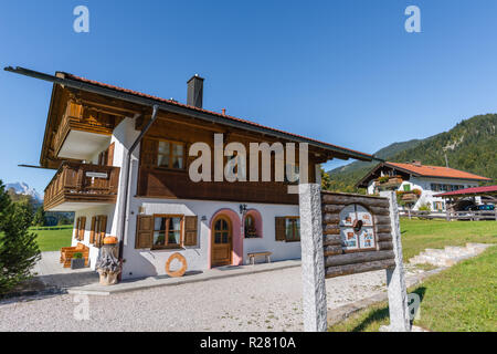 Die Zimmer und Apartments im alpenländischen Haus lassen, Dorf von Gerold, Krün bei Mittenwald, Oberbayern, Bayern, Deutschland, Europa Stockfoto