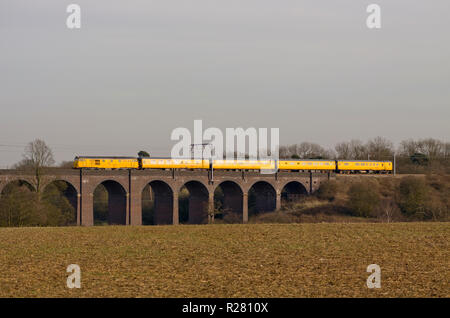 Eine Klasse 31 Diesellok Reihe 31285 arbeiten ein Network Rail test Bahnübergang Sopers Viadukt in der Nähe von cuffley. Stockfoto