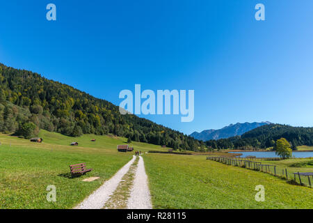 Buckelwiesen oder hügeligen Wiesen im Dorf von Gerold, Krün, Ausläufer der Alpen, Oberbayern, Bayern, Deutschland, Europa Stockfoto