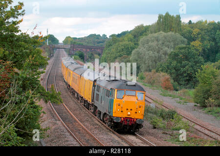 Eine Klasse 31 Diesellok Reihe 31106 arbeiten ein Network Rail Test am Bahnhof Souldrop. Stockfoto