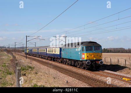 Ein paar der Klasse 47 Diesellokomotiven Nummern 47853 und 47847 top und Tailing private rail Charter an der Litlington. Stockfoto