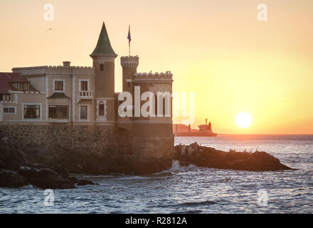 Wullf Schloss (Castillo Wulff) bei Sonnenuntergang - Vina del Mar, Chile Stockfoto