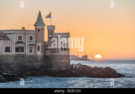 Wullf Schloss (Castillo Wulff) bei Sonnenuntergang - Vina del Mar, Chile Stockfoto