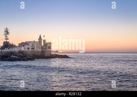 Wullf Schloss (Castillo Wulff) bei Sonnenuntergang - Vina del Mar, Chile Stockfoto