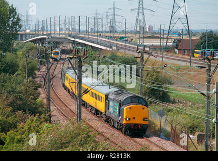 Eine Klasse 37 Diesellok Reihe 37608 arbeiten ein Network Rail test Train in Purfleet. Stockfoto