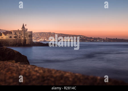 Wullf Schloss (Castillo Wulff) bei Sonnenuntergang - Vina del Mar, Chile Stockfoto