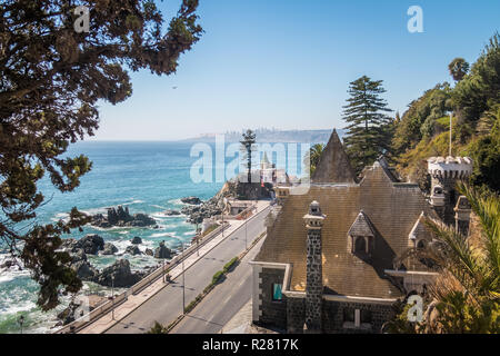 Vina del Mar Skyline mit Ross und Wulf Burg (Castillo Ross und Castillo Wulff) - Vina del Mar, Chile Stockfoto