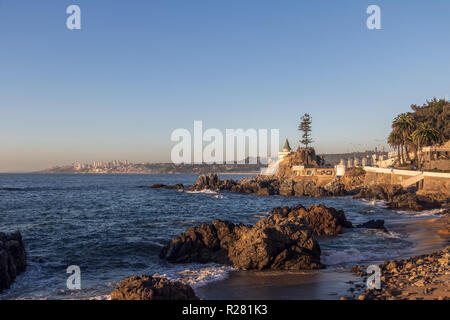 Vina del Mar Skyline mit Wulff Schloss (Castillo Wulff) - Vina del Mar, Chile Stockfoto