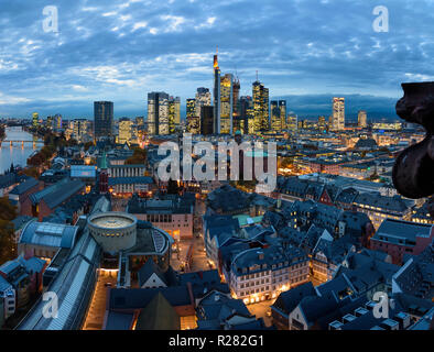 Frankfurt am Main: Blick vom Dom (Kathedrale) zum Stadtzentrum mit Römer (Rathaus), St. Paul's Kirche, Wolkenkratzer und Hochhäuser Bürogebäude in f Stockfoto