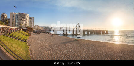 Panoramablick von El Sol Beach und Muelle Vergara bei Sonnenuntergang - Vina del Mar, Chile Stockfoto