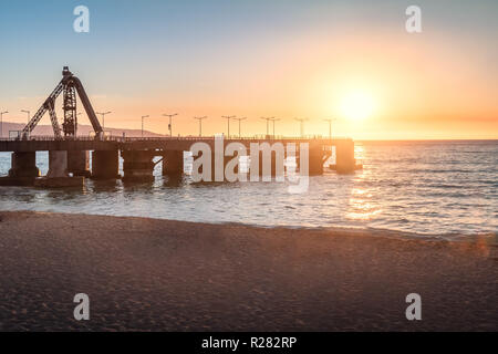 Muelle Vergara Pier und El Sol Strand bei Sonnenuntergang - Vina del Mar, Chile Stockfoto