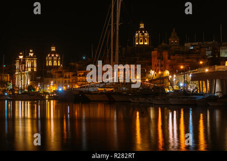 Blick auf die Marina in Il-Birgu am Abend, St. Laurentius Kirche, die Verkündigungskirche, Valletta, Malta auf Hintergrund Stockfoto